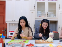 Dapur Rumah Minimalis Ranty Maria: Island Marmer dan Kabinet Putih Bikin Ngiler!