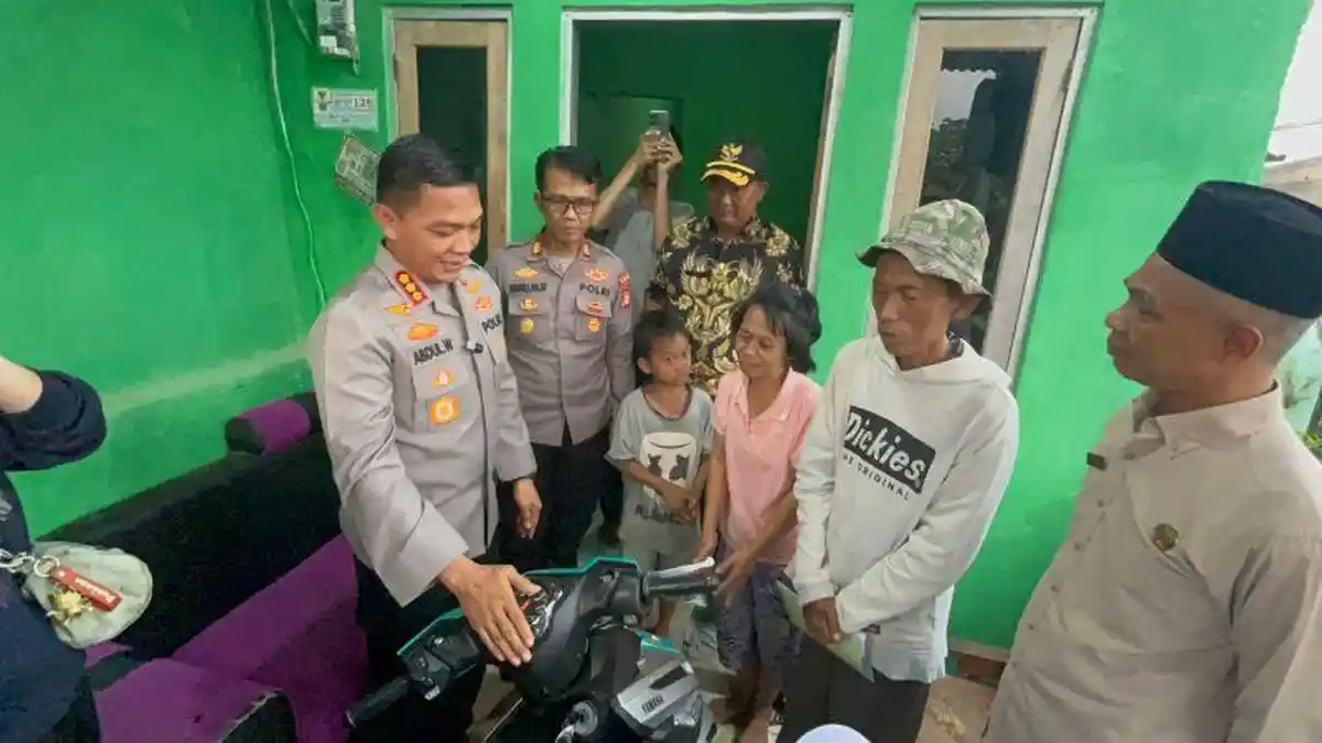 Pedagang Es Gabus Viral Dapat Hadiah Motor dari Polisi