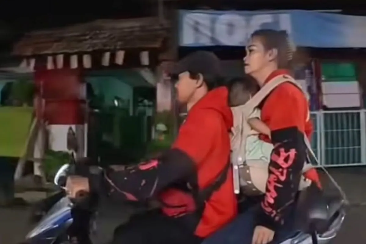 Wanita Merokok Bawa Bayi