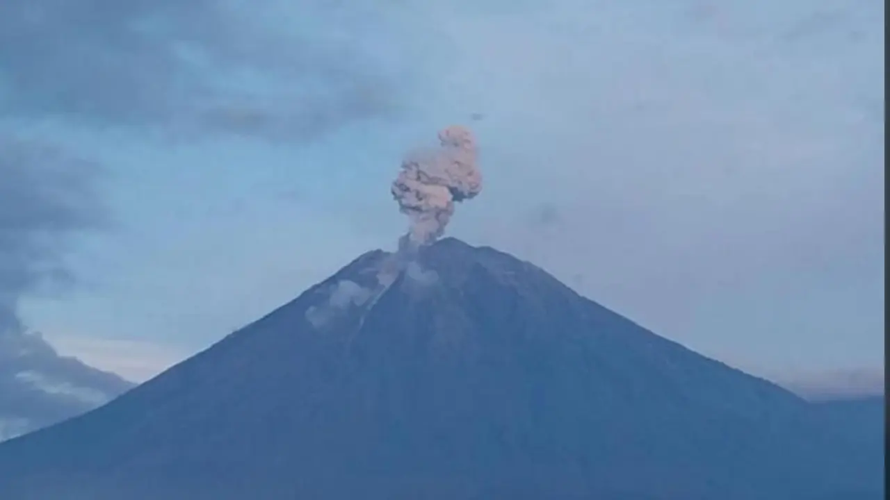Gunung Semeru Erupsi