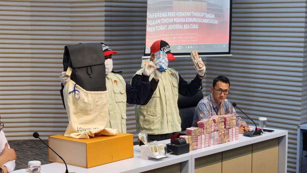 KPK Kejar Pemilik PT Blueray John Field