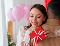 10 Ide Kado Valentine untuk Suami yang Romantis dan Berkesan di Tahun 2026