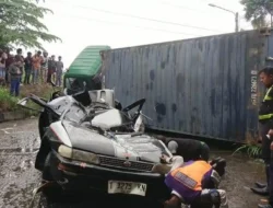 Kecelakaan Maut Karawang, Truk Kontainer Terguling Timpah Sedan Toyota Corona