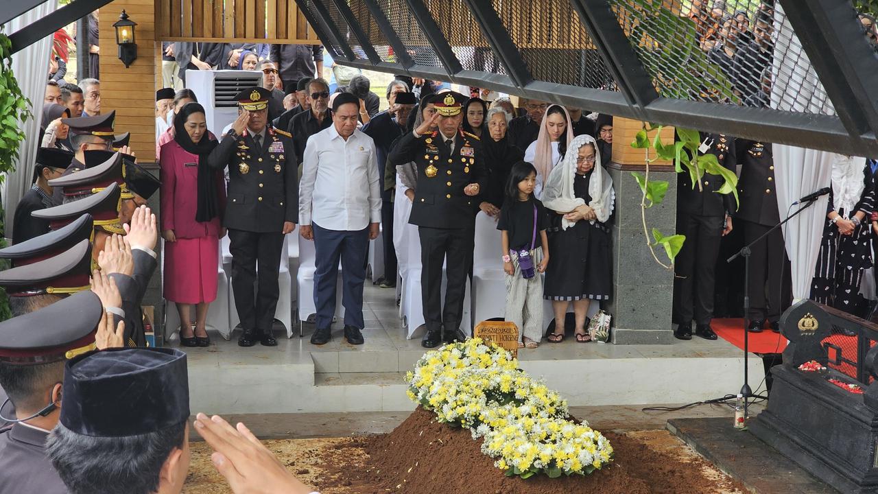 Meriyanti Hoegeng Dianugerahi Bintang Bhayangkara Pratama