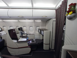 Penumpang Kelas Bisnis Qatar Airways Tolak Tukar Kursi
