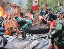 TNI Evakuasi Korban Kecelakaan Pesawat Pelita Air di Pegunungan Krayan
