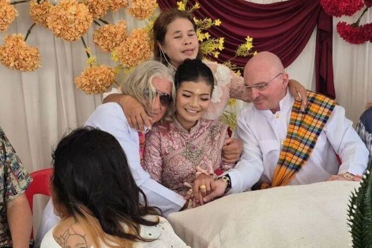 Dujduan Ketsaro Viral, Wanita Thailand Menikah dengan Dua Pria Austria Sekaligus