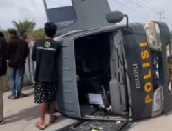 Mobil Tahanan Terbalik di Jalan Selinsing Dumai, Video Kecelakaan Viral di Media Sosial