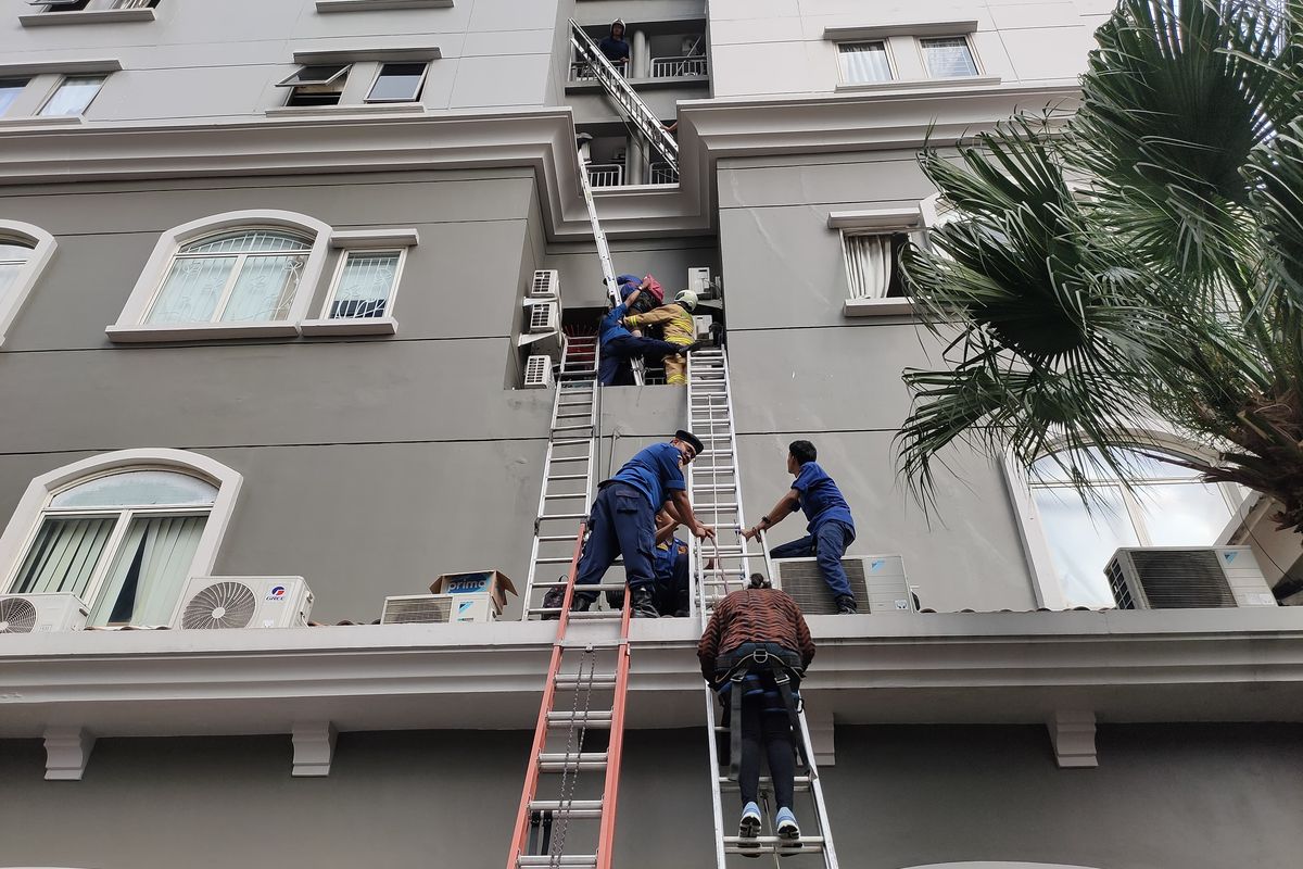 Evakuasi Kebakaran Apartemen Mediterania, Penghuni Dievakuasi Lewat Tangga Luar