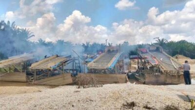 Polres Kampar Musnahkan 6 Rakit Tambang Emas Ilegal di Sungai Singingi