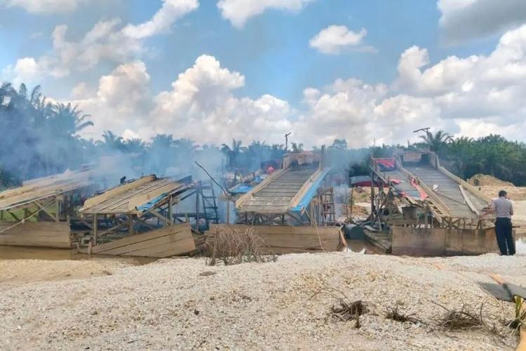 Rakit Tambang Emas Ilegal