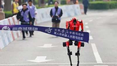 Robot Humanoid Pecahkan Rekor Half Marathon Beijing