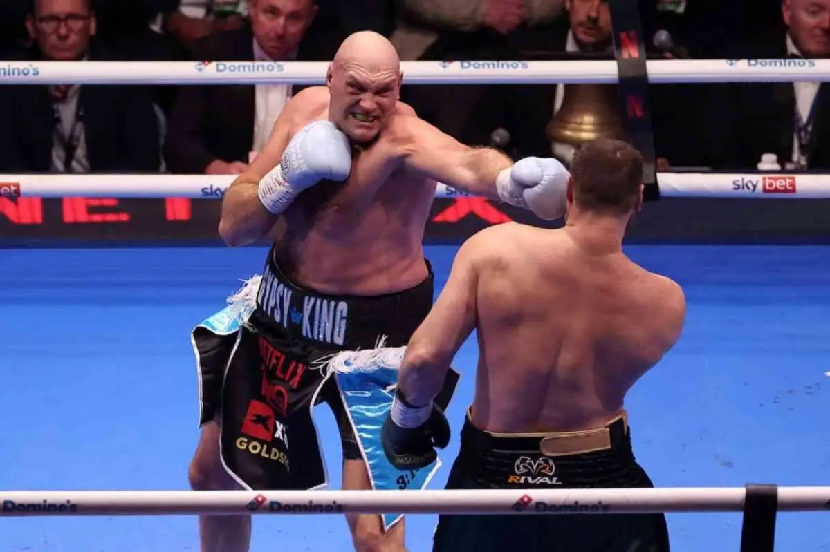 Tyson Fury Tundukkan Makhmudov dalam Comeback di Tottenham Hotspur