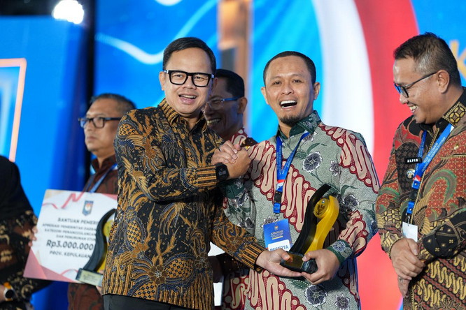 Wali Kota Pekanbaru Agung Nugroho Raih Penghargaan Kemendagri