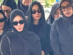 Bunga Zainal Berduka, Isak Tangis Iringi Pemakaman Sang Ayah