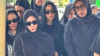 Bunga Zainal Berduka, Isak Tangis Iringi Pemakaman Sang Ayah