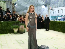 Gigi Hadid di Met Gala 2026: Eksplorasi Busana Miu Miu yang Terinspirasi Arsip Mode