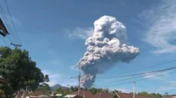 Gunung Dukono Meletus