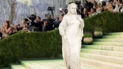 Heidi Klum Curi Perhatian di Met Gala 2026 dengan Busana Patung Hidup