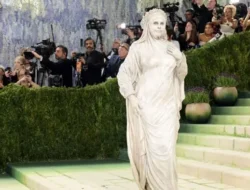 Heidi Klum Curi Perhatian di Met Gala 2026 dengan Busana Patung Hidup