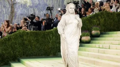 Heidi Klum Curi Perhatian di Met Gala 2026 dengan Busana Patung Hidup