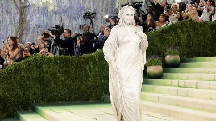 Heidi Klum Curi Perhatian di Met Gala 2026 dengan Busana Patung Hidup