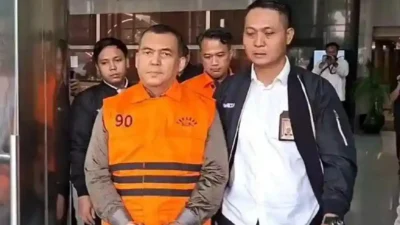 Silmy Karim Keluar Pakai Rompi Tahanan Usai Pemeriksaan KPK