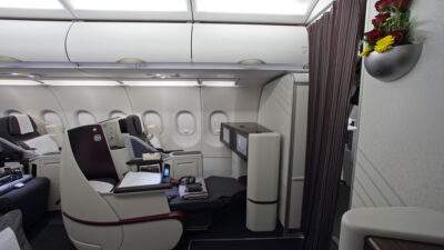 Penumpang Kelas Bisnis Qatar Airways Tolak Tukar Kursi
