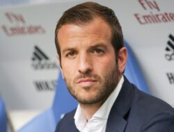 Van der Vaart Kritik Ajax atas Keputusan Lepas Winston Bogarde