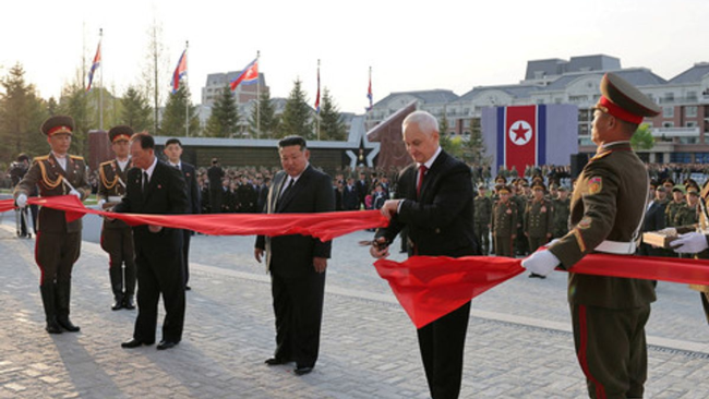 Kim Jong Un Resmikan Monumen Tentara