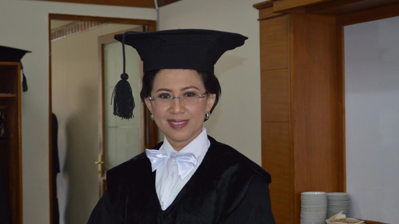 Ova Emilia Rektor Universitas Gadjah Mada
