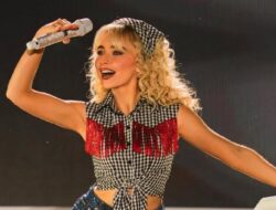 Sabrina Carpenter Tampil Spektakuler di Coachella 2026, Bawa Konsep “Sabrinawood” yang Dramatis