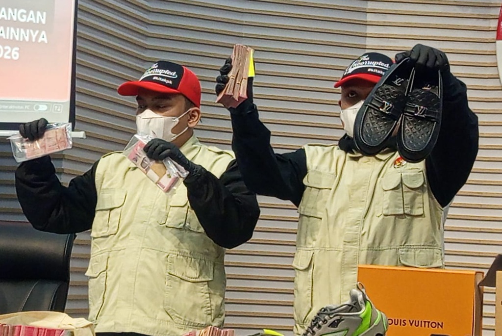 Sepatu LV Bupati Tulungagung Terjaring OTT KPK