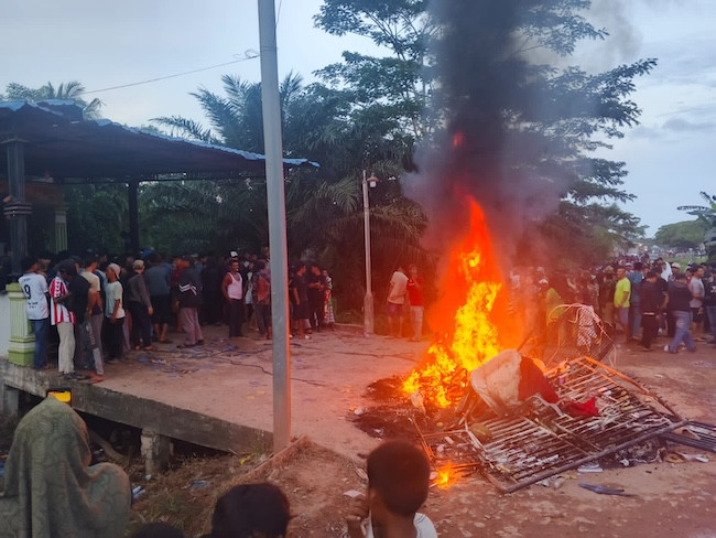 Warga Bakar Rumah Bandar Narkoba di Panipahan